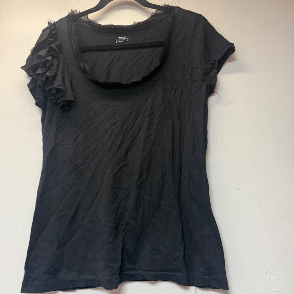 LOFT Ruffle Shoulder T-Shirt Womens Medium Black Excellent Cotton Scoop Neck
